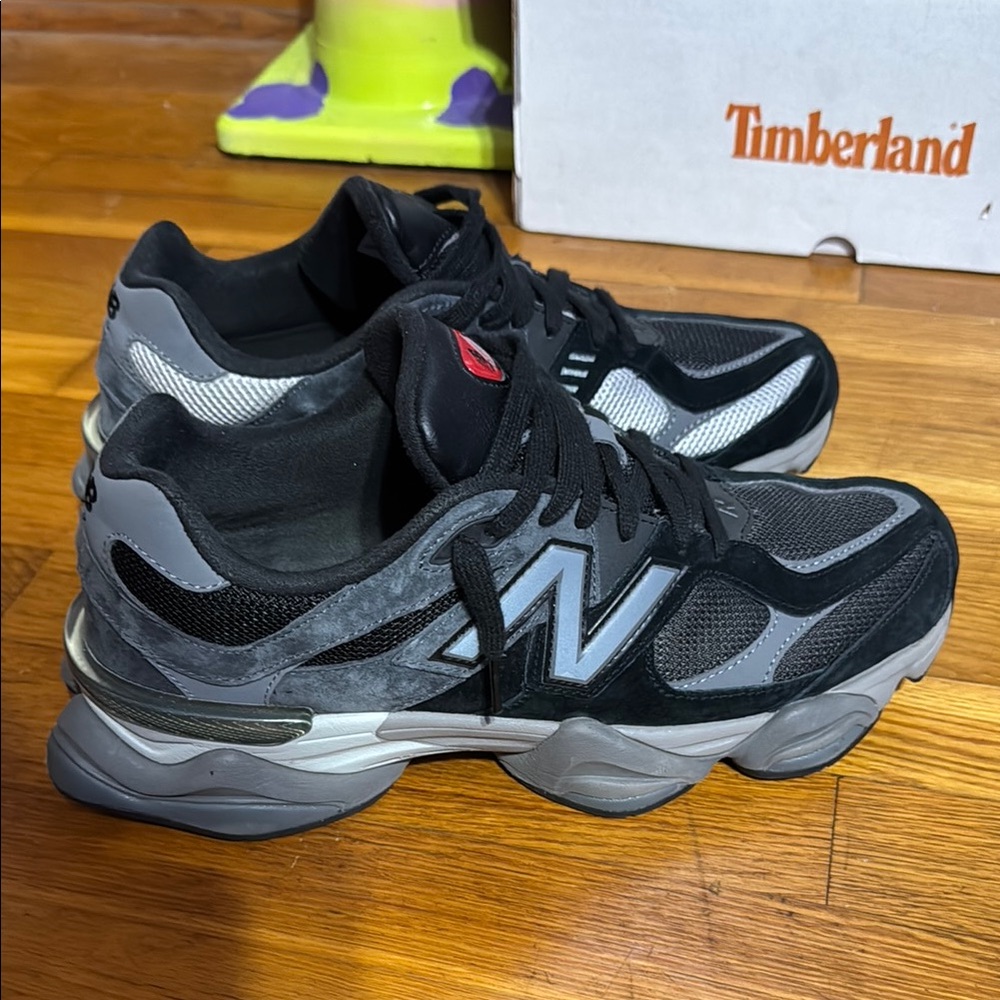 New Balance Men's Black and Gray Sneakers